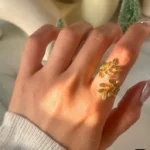 خاتم "دافني" الذهبي بتصميم غصن الزيتون المفتوح
